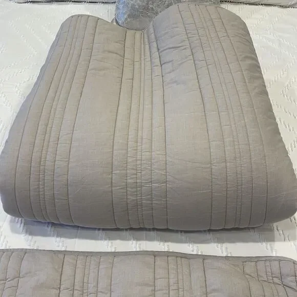 Reversible Quilt & Sham Set - Stone Cottage - like new!